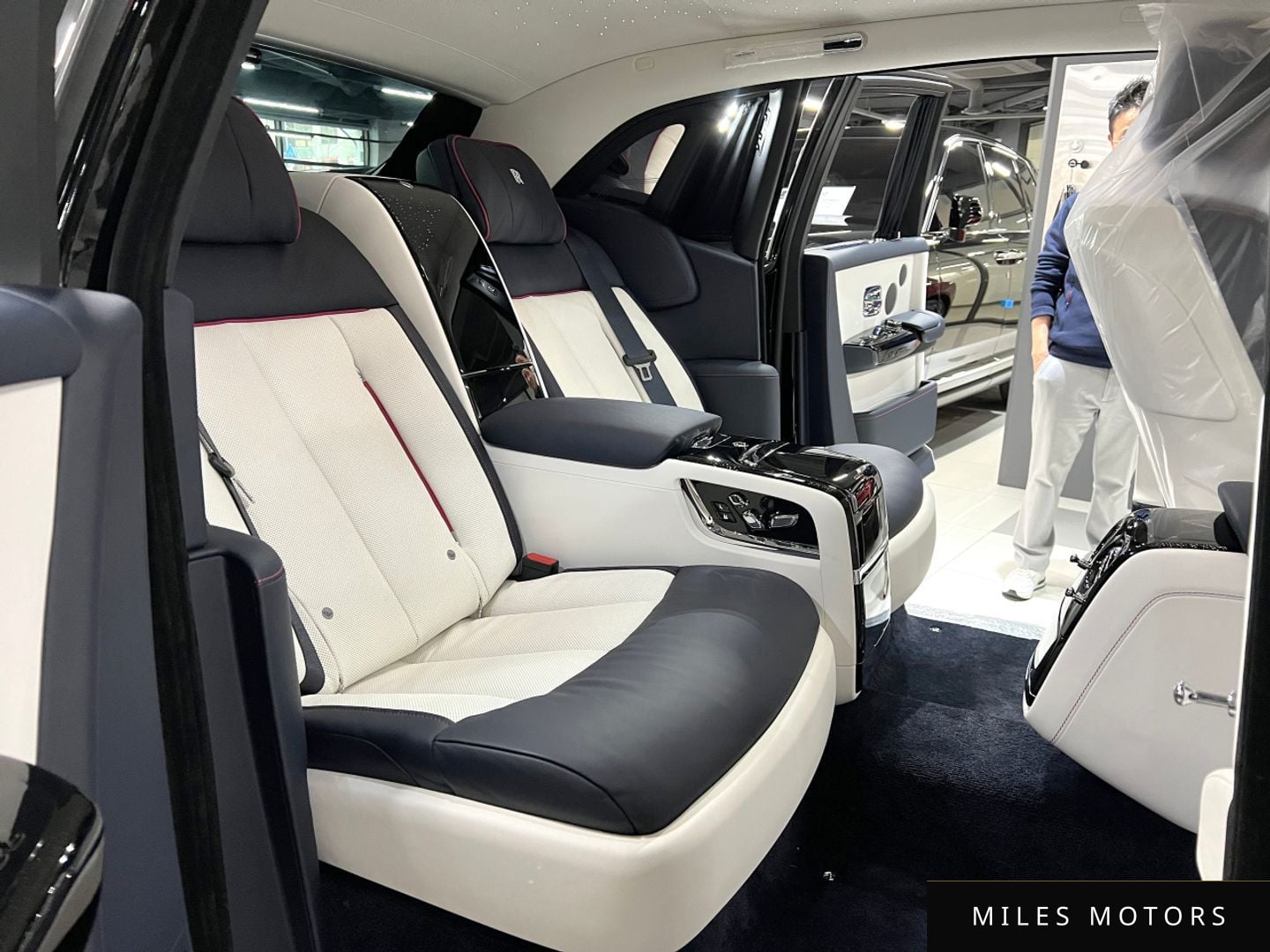 Rolls-Royce Phantom 2023 — миниатюра 12