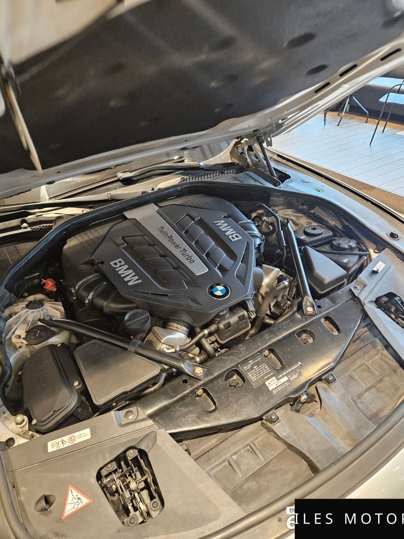 BMW 7 Series (F01) 2012 — миниатюра 7
