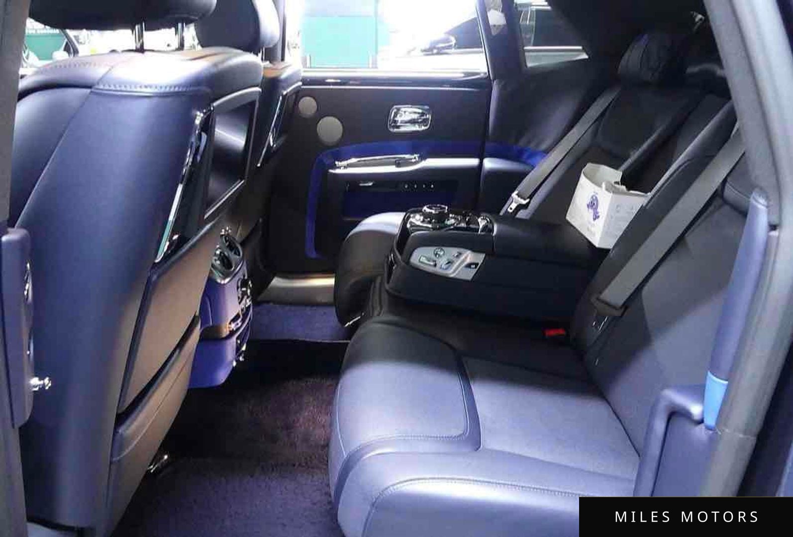 Rolls-Royce 고스트 2019 — миниатюра 7