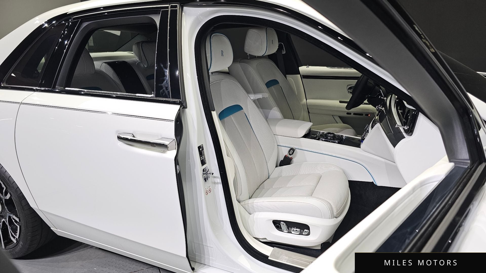 Rolls-Royce 고스트 2023 — миниатюра 10