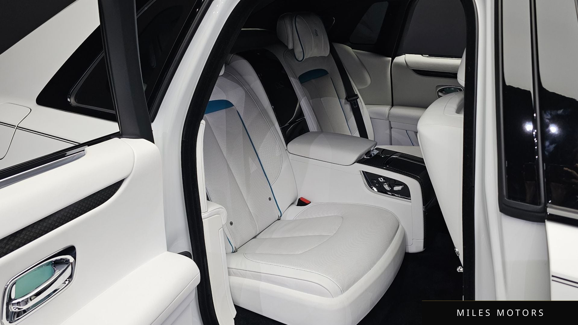 Rolls-Royce 고스트 2023 — миниатюра 11