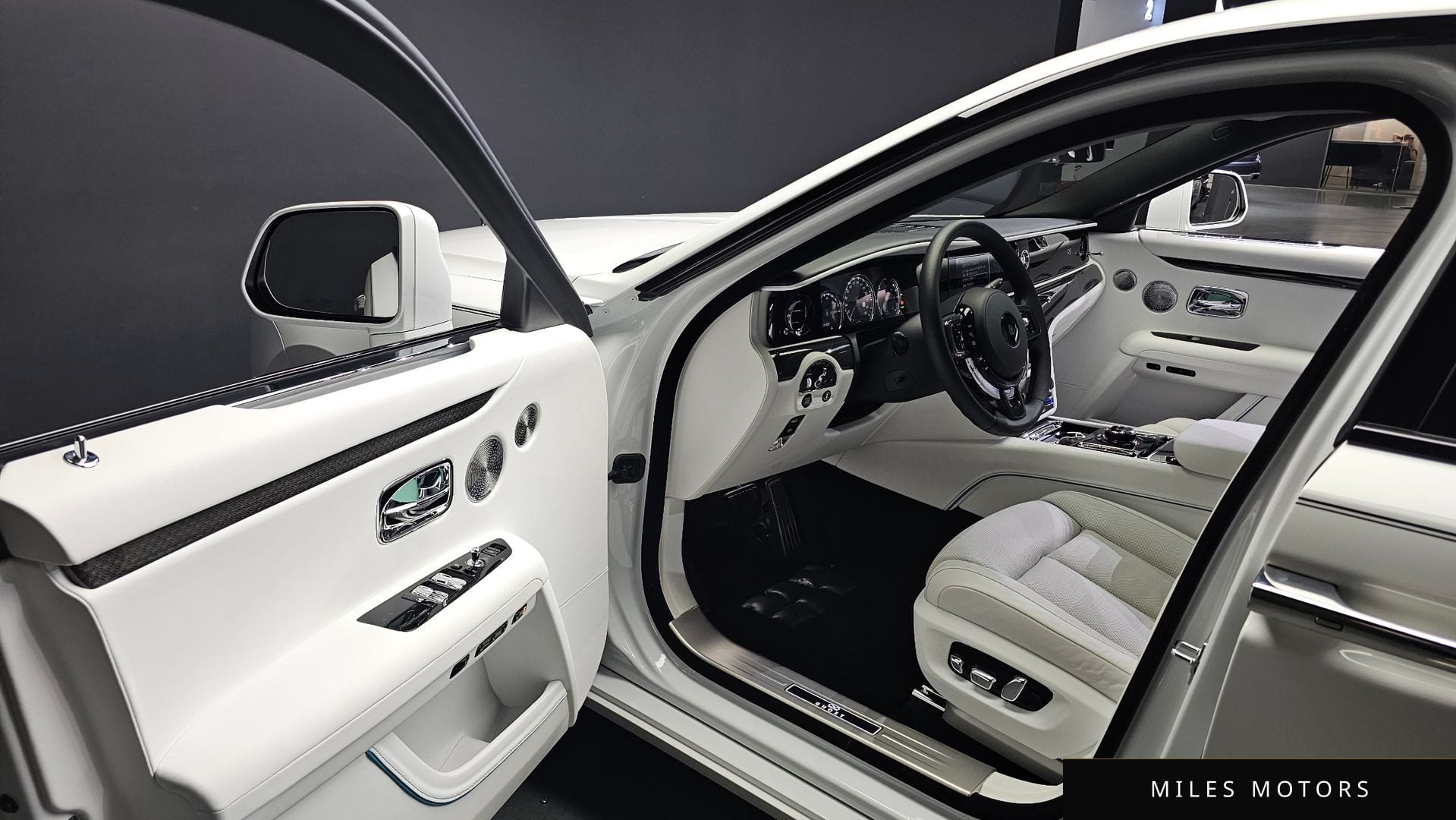 Rolls-Royce 고스트 2023 — миниатюра 12