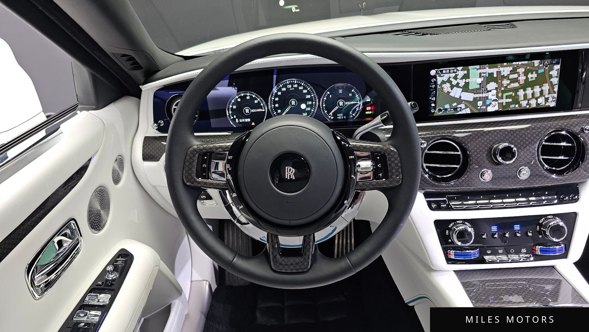 Rolls-Royce 고스트 2023 — миниатюра 13