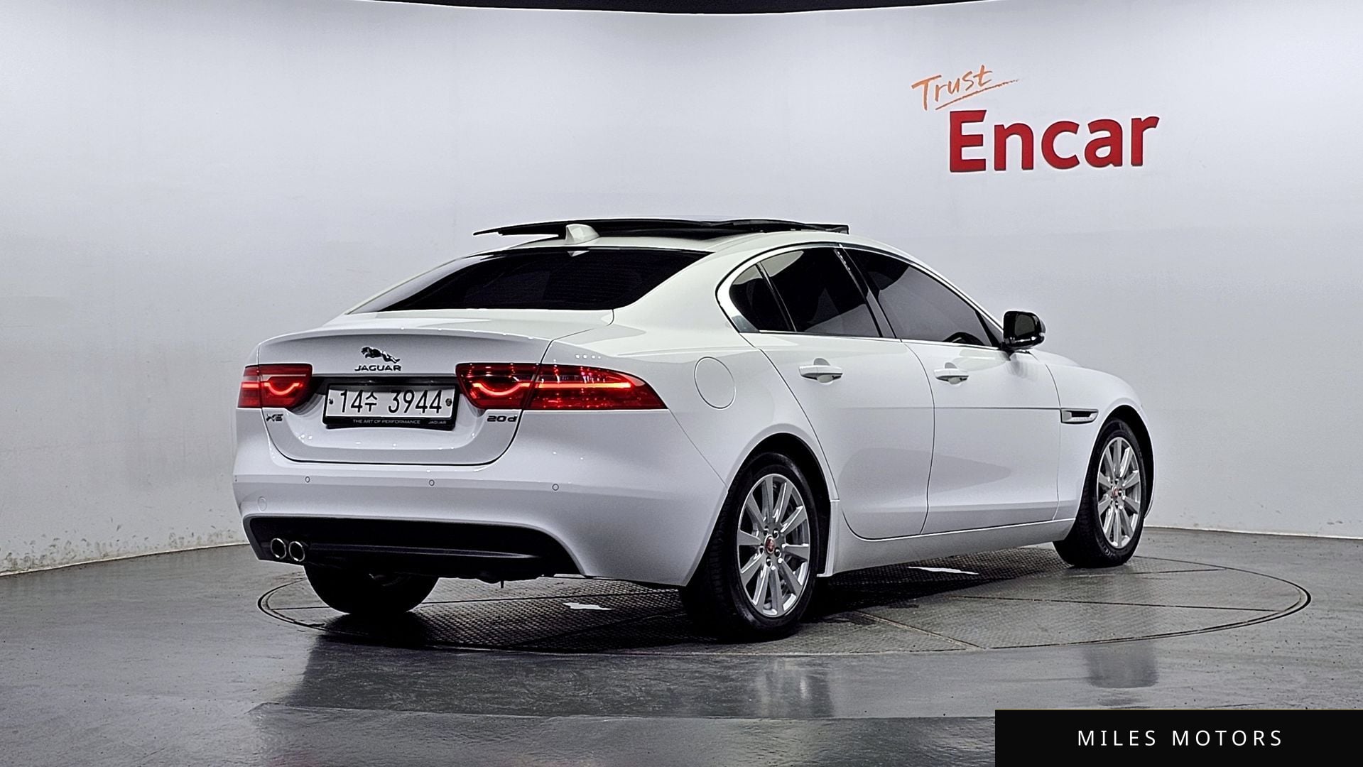 Jaguar XE 2017 — миниатюра 2