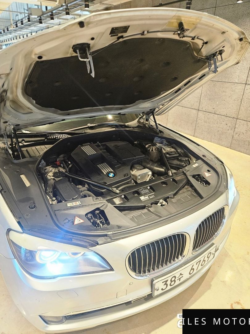 BMW 7 Series (F01) 2011 — миниатюра 7