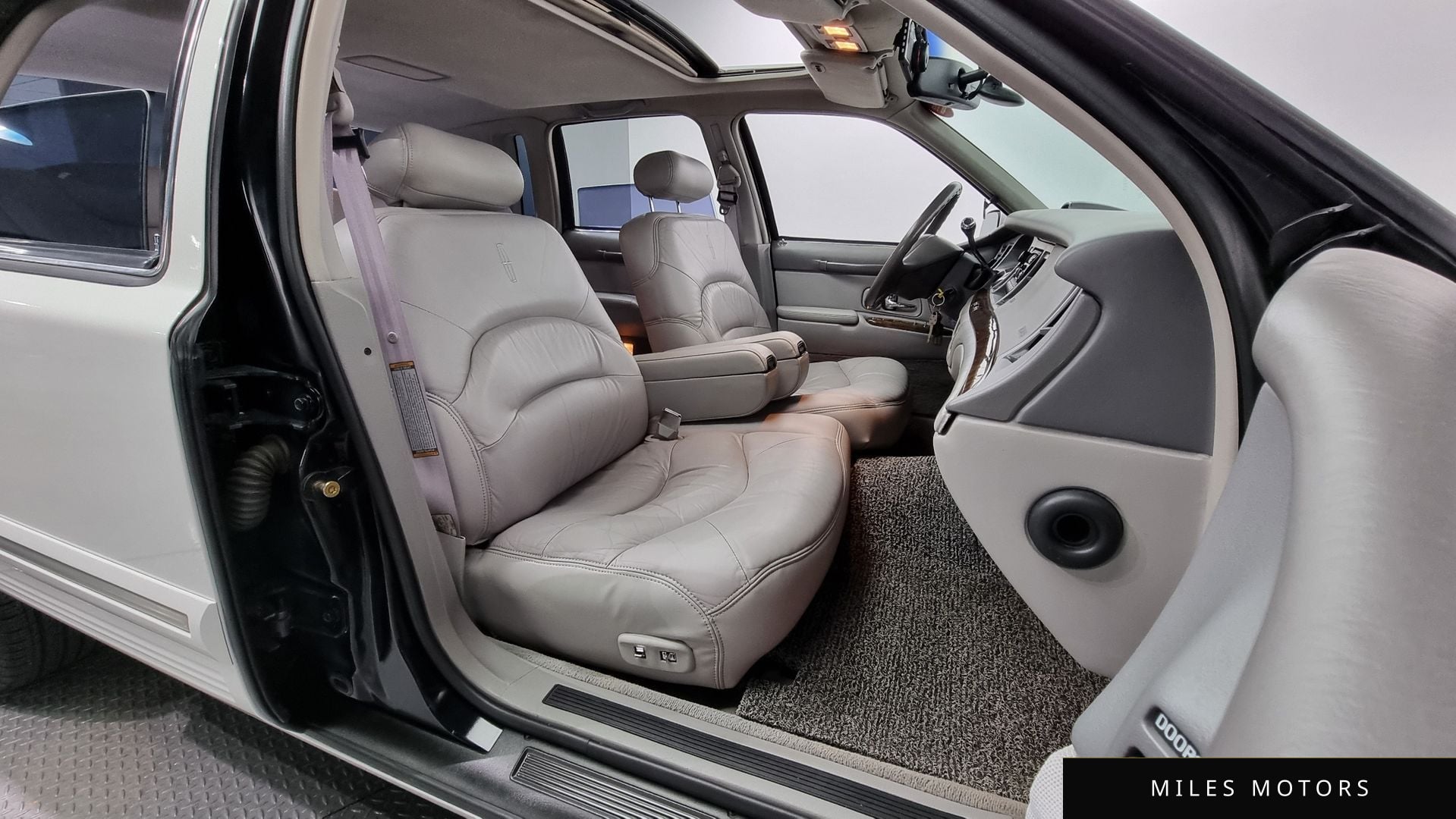 Lincoln Town Car 1997 — миниатюра 10