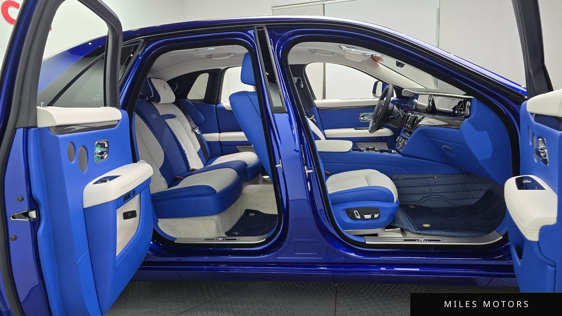 Rolls-Royce 고스트 2023 — миниатюра 10