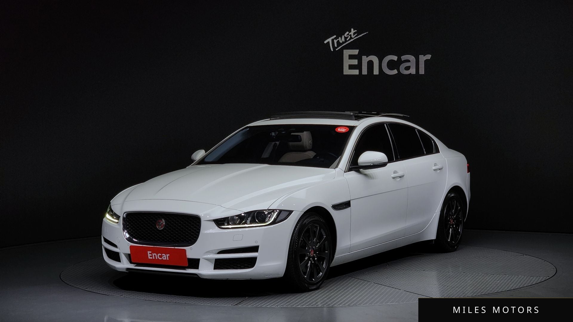Jaguar XE 2016 — фото 1 из 12
