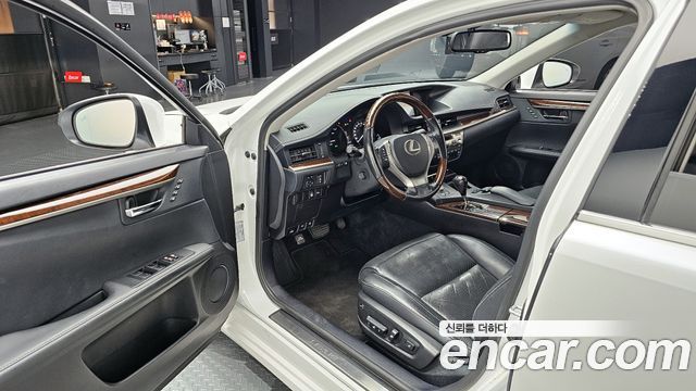 Лексус ES300h 2015 — миниатюра 11