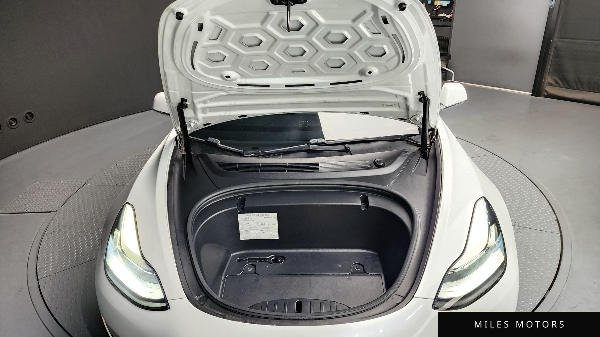 Tesla Model 3 2020 — миниатюра 6