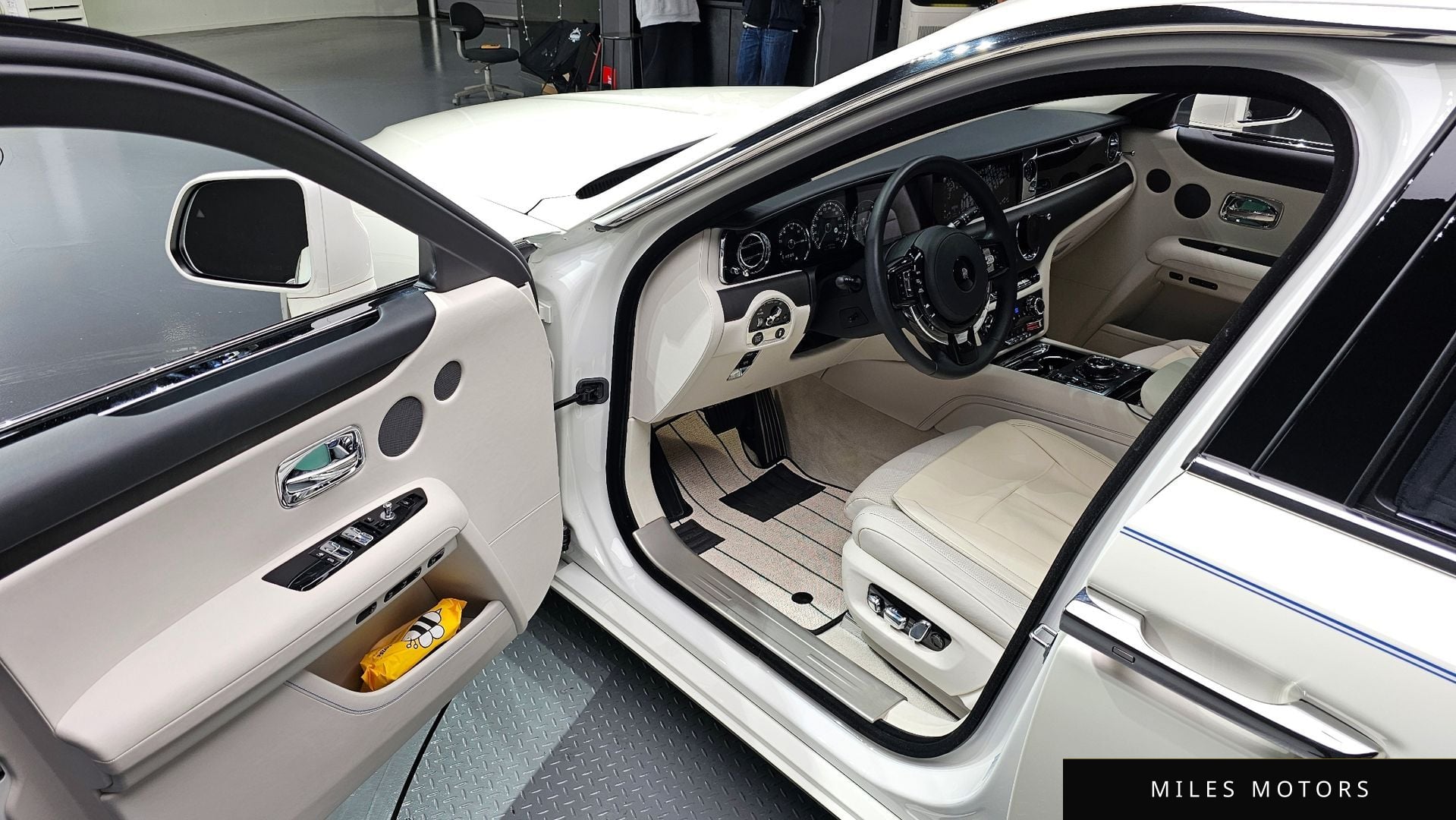 Rolls-Royce 고스트 2022 — миниатюра 11