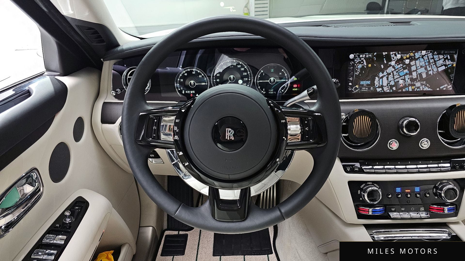 Rolls-Royce 고스트 2022 — миниатюра 13