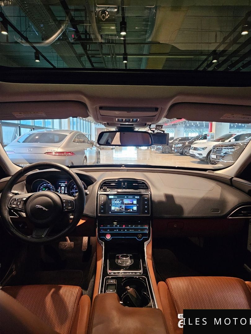 Jaguar XE 2016 — миниатюра 9
