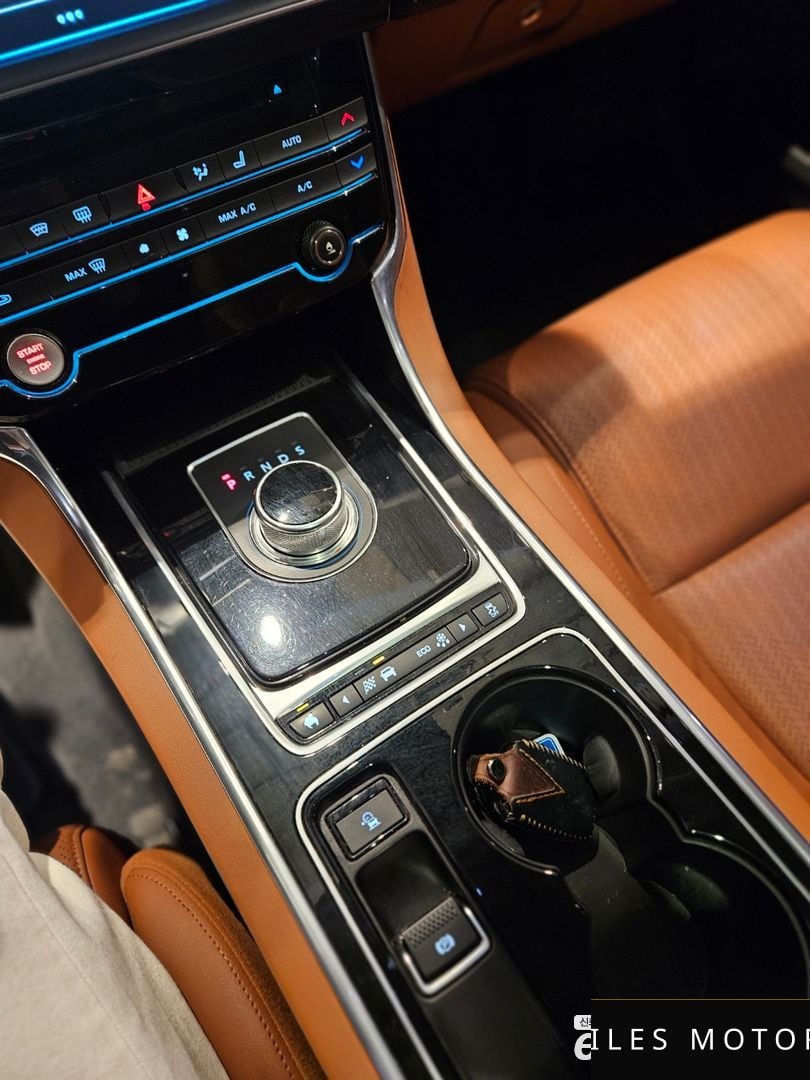 Jaguar XE 2016 — миниатюра 11