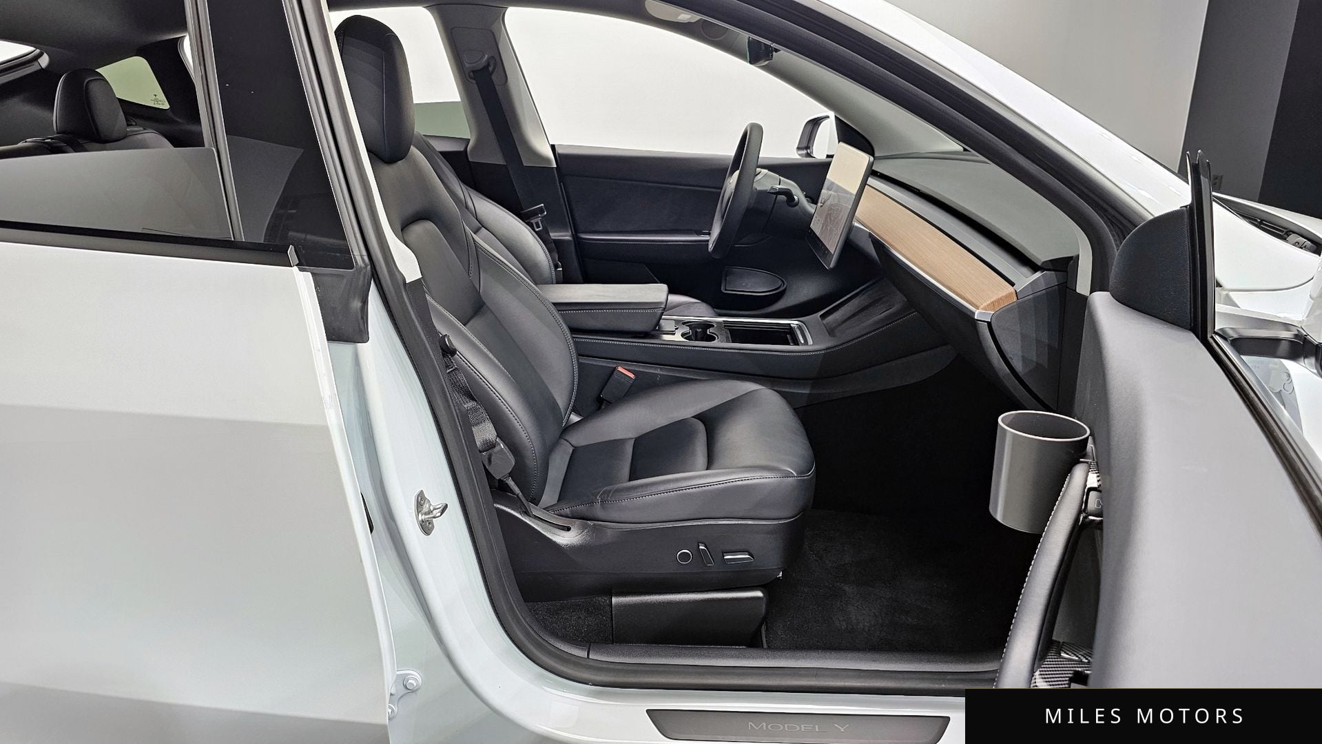 Tesla Model Y 2021 — миниатюра 10