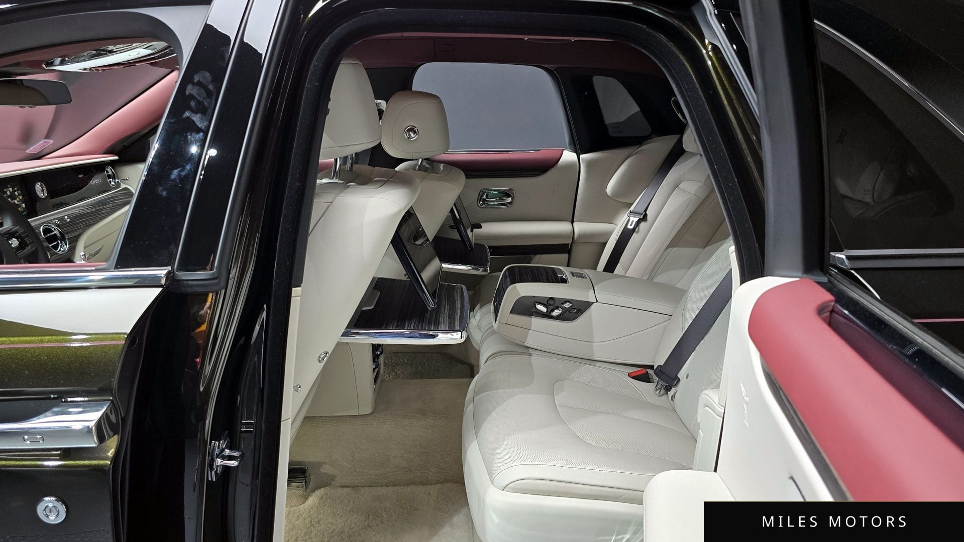 Rolls-Royce 고스트 2023 — миниатюра 12