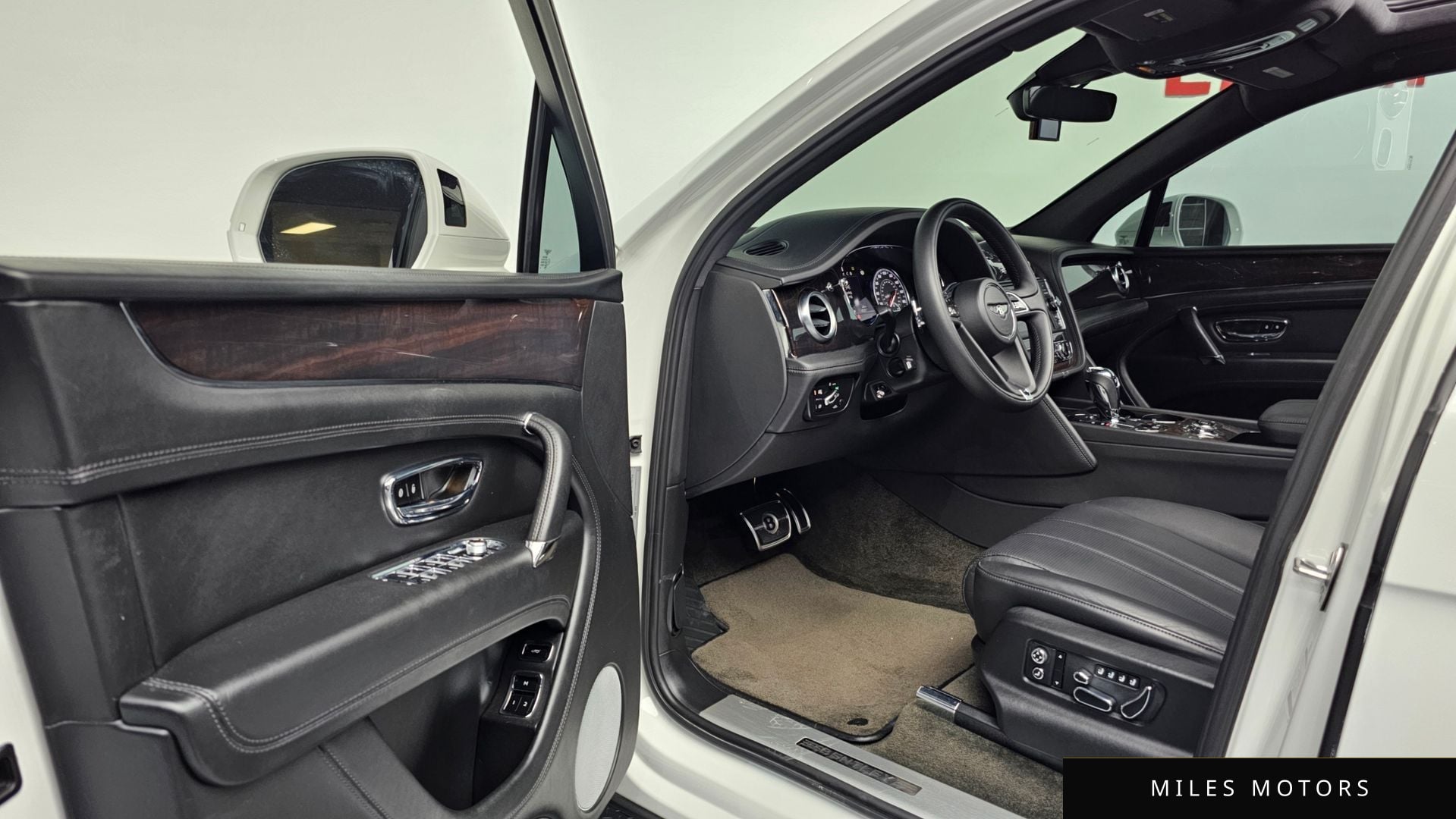 Bentley Bentayga 2019 — миниатюра 10