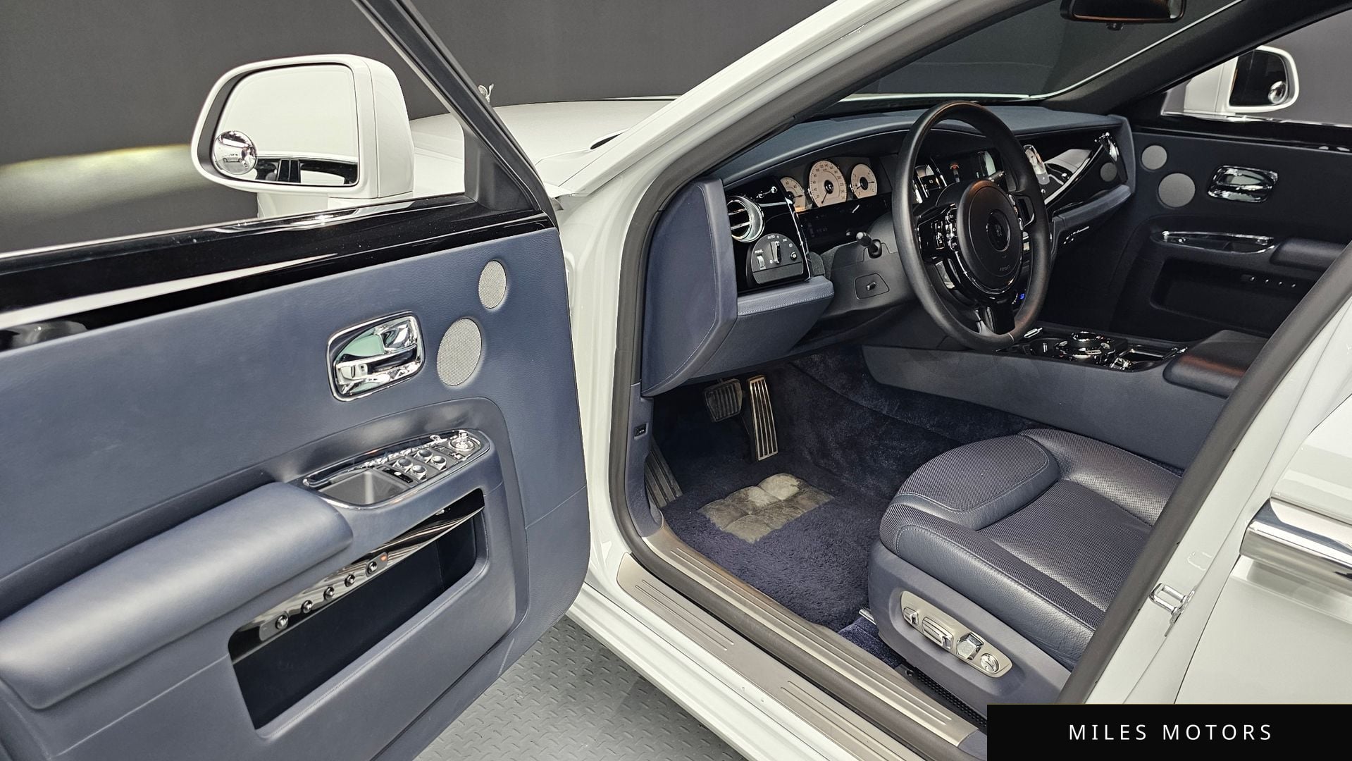 Rolls-Royce 고스트 2019 — миниатюра 10