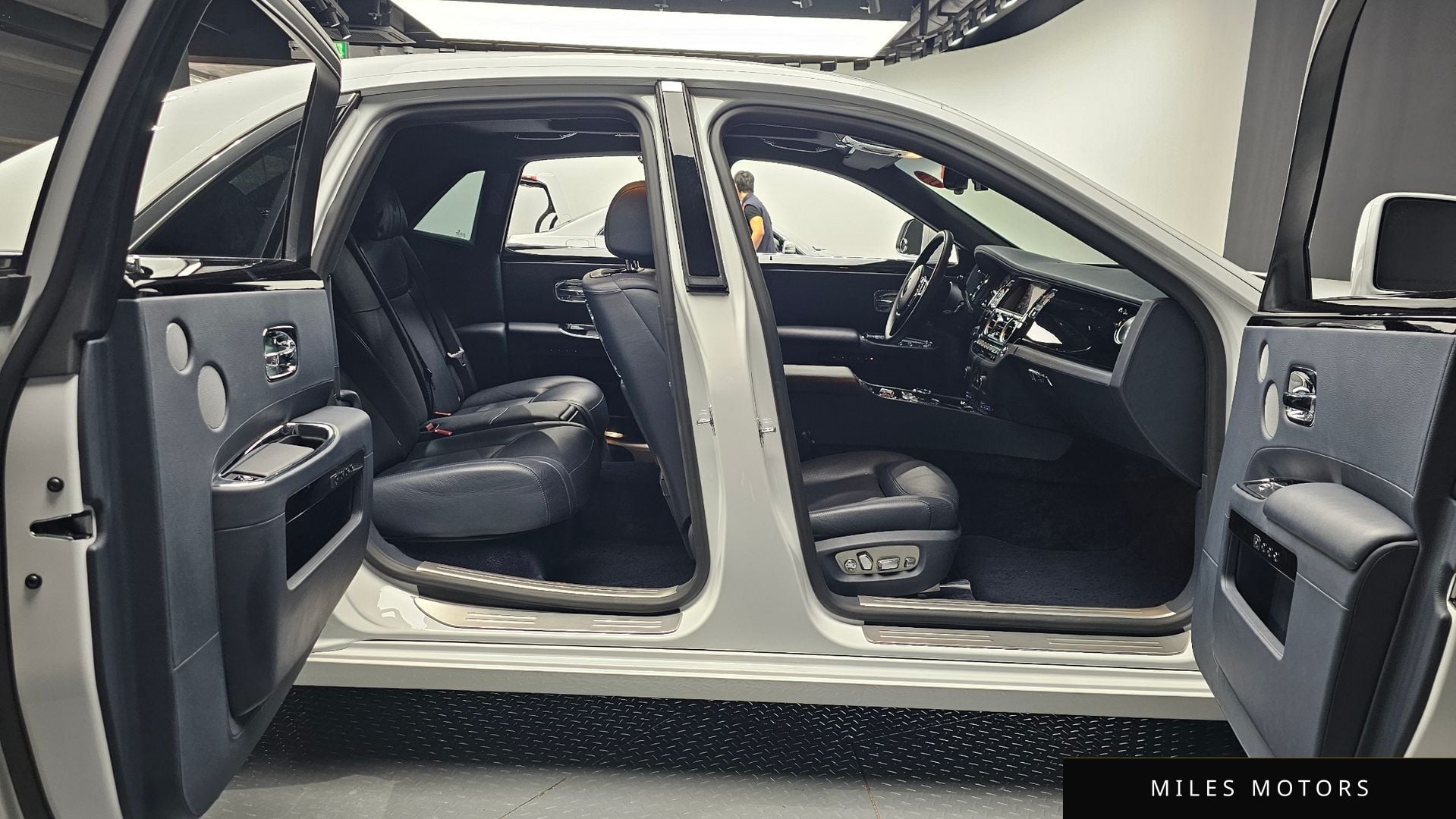 Rolls-Royce 고스트 2019 — миниатюра 11