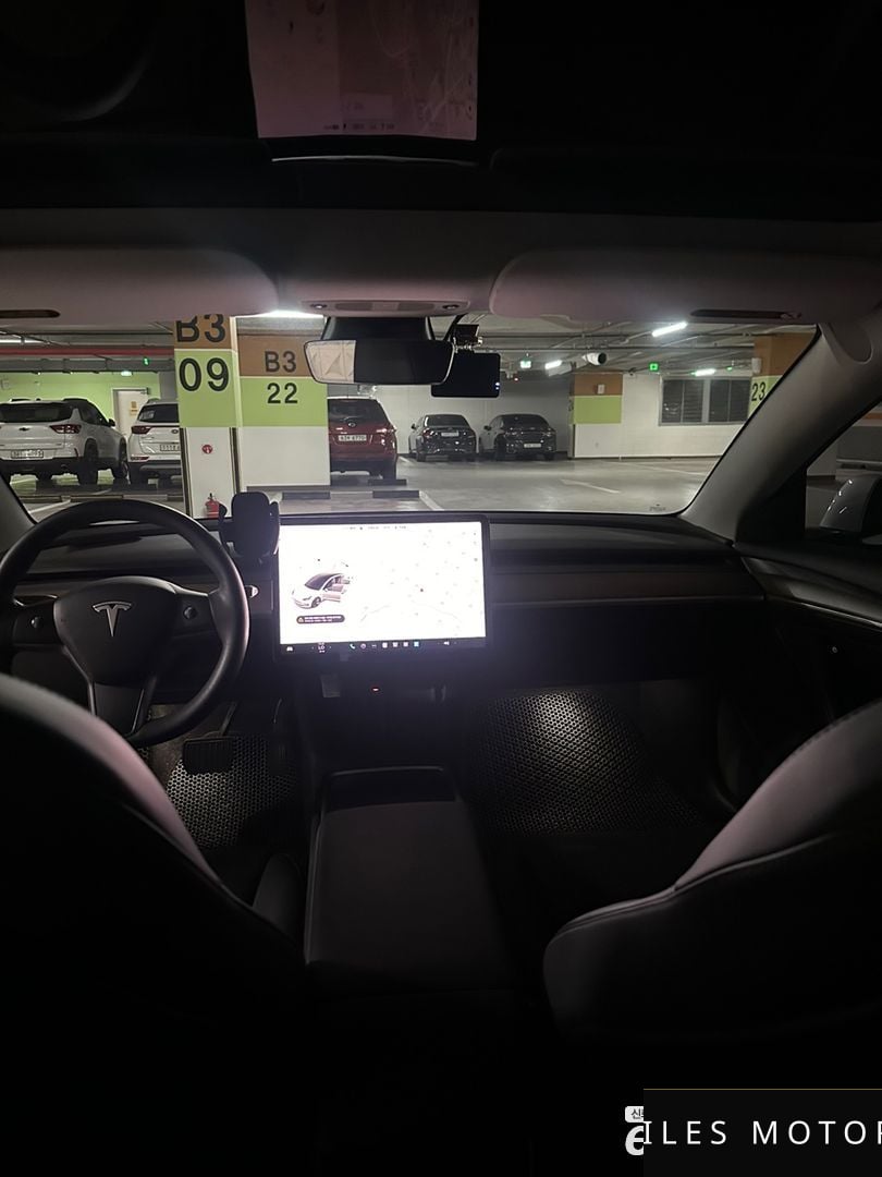 Tesla 모델 3 2022 — миниатюра 9