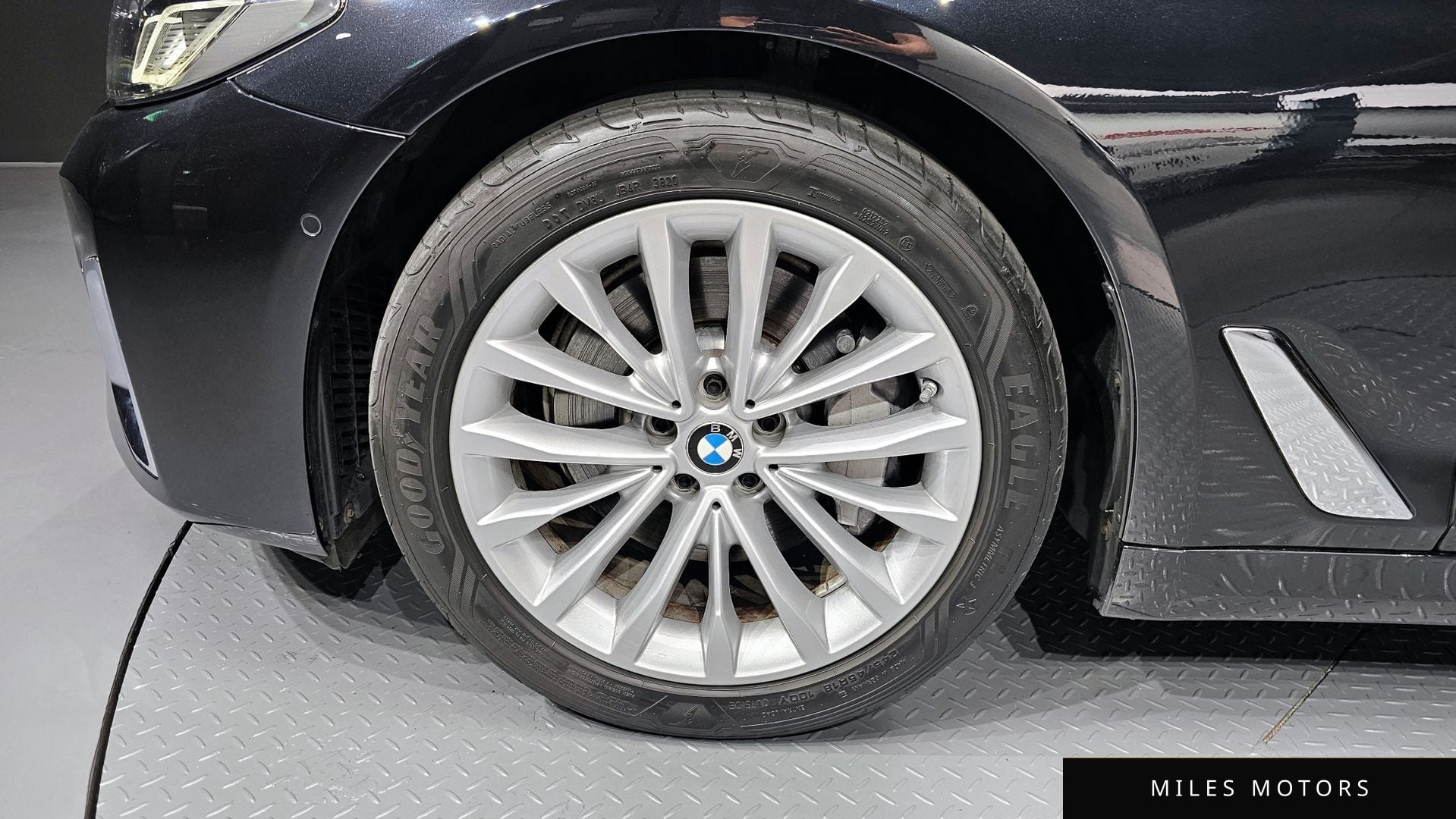 BMW 5 Series (G30) 2021 — миниатюра 5