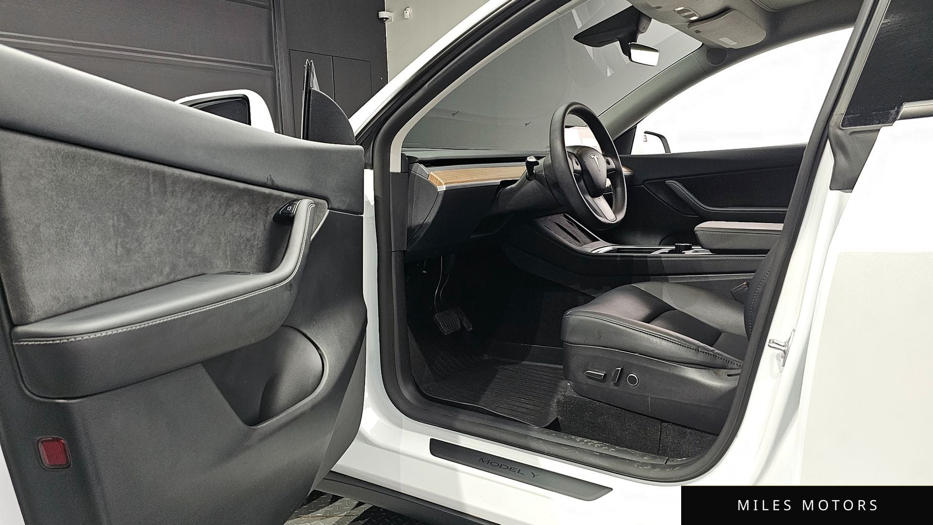 Tesla Model Y 2022 — миниатюра 10