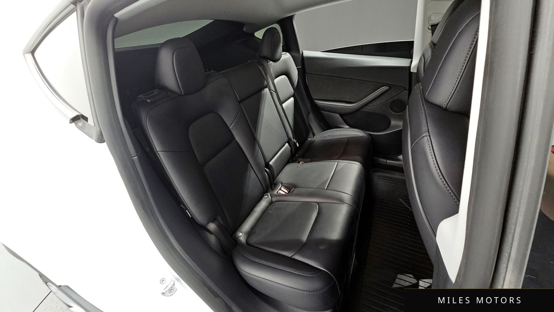 Tesla Model Y 2022 — миниатюра 12