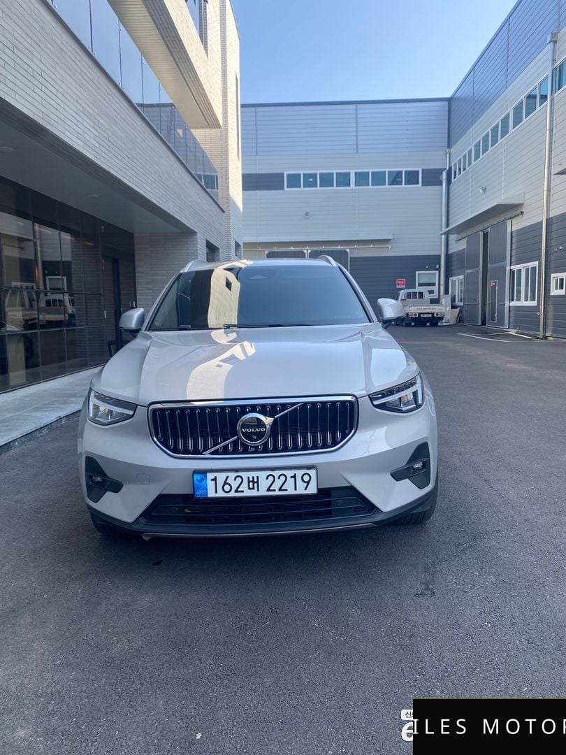 Volvo XC40 2023 — фото 1 из 12