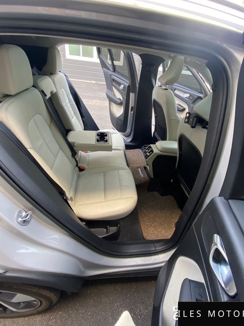 Volvo XC40 2023 — миниатюра 8