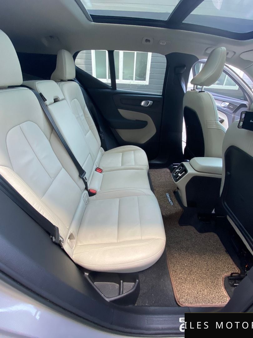 Volvo XC40 2023 — миниатюра 9
