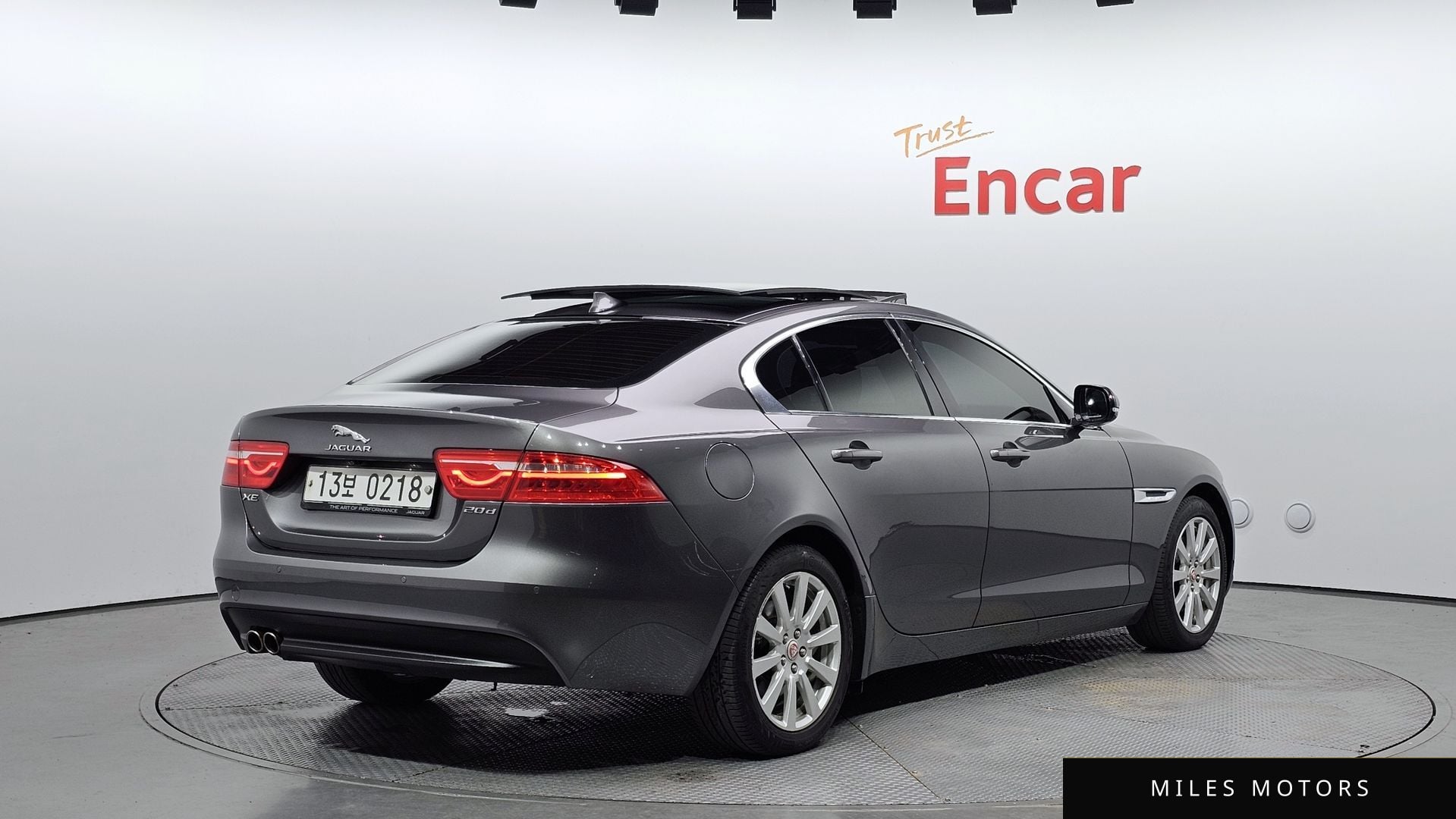 Jaguar XE 2016 — миниатюра 2