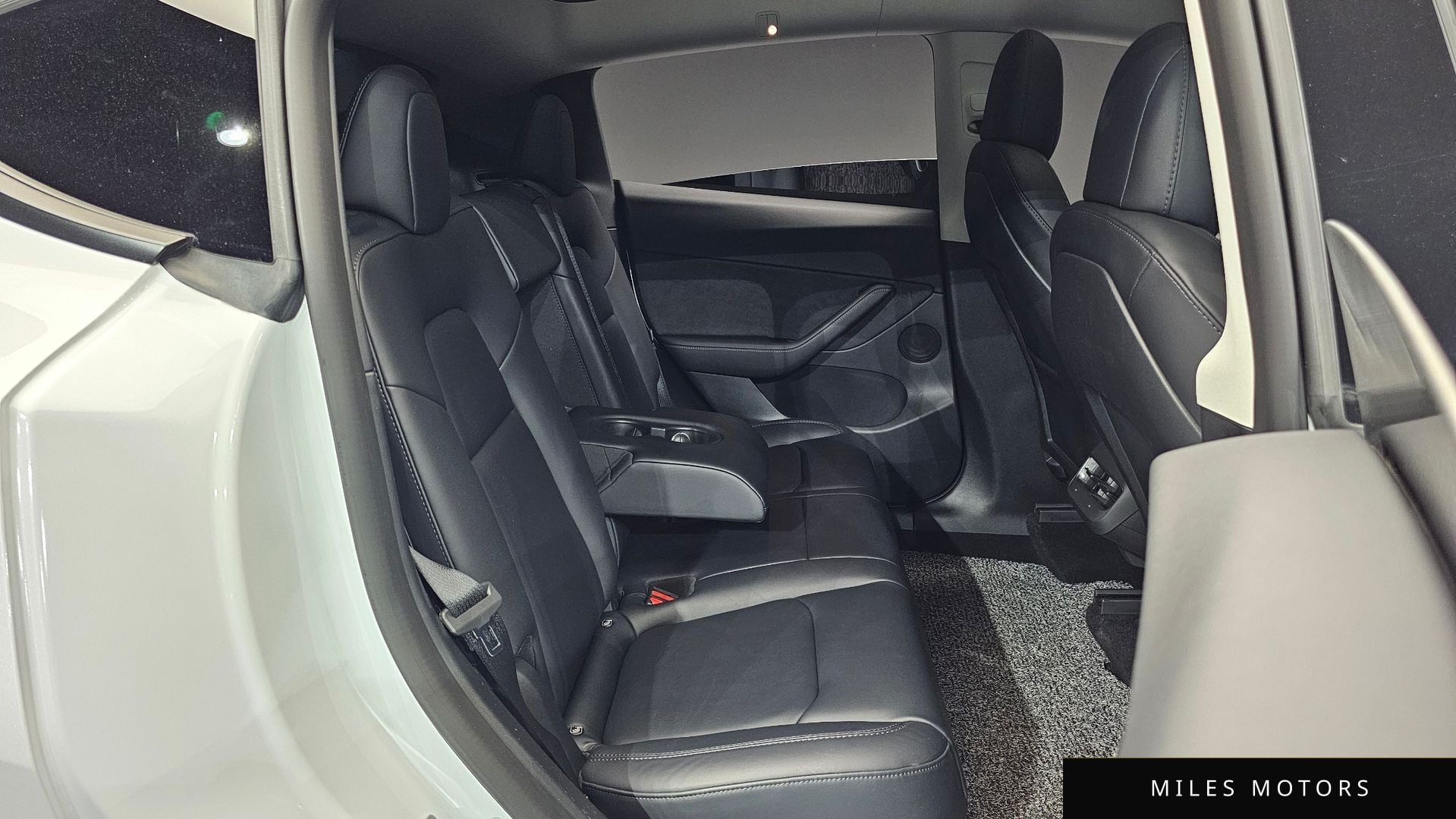 Tesla Model Y 2022 — миниатюра 12