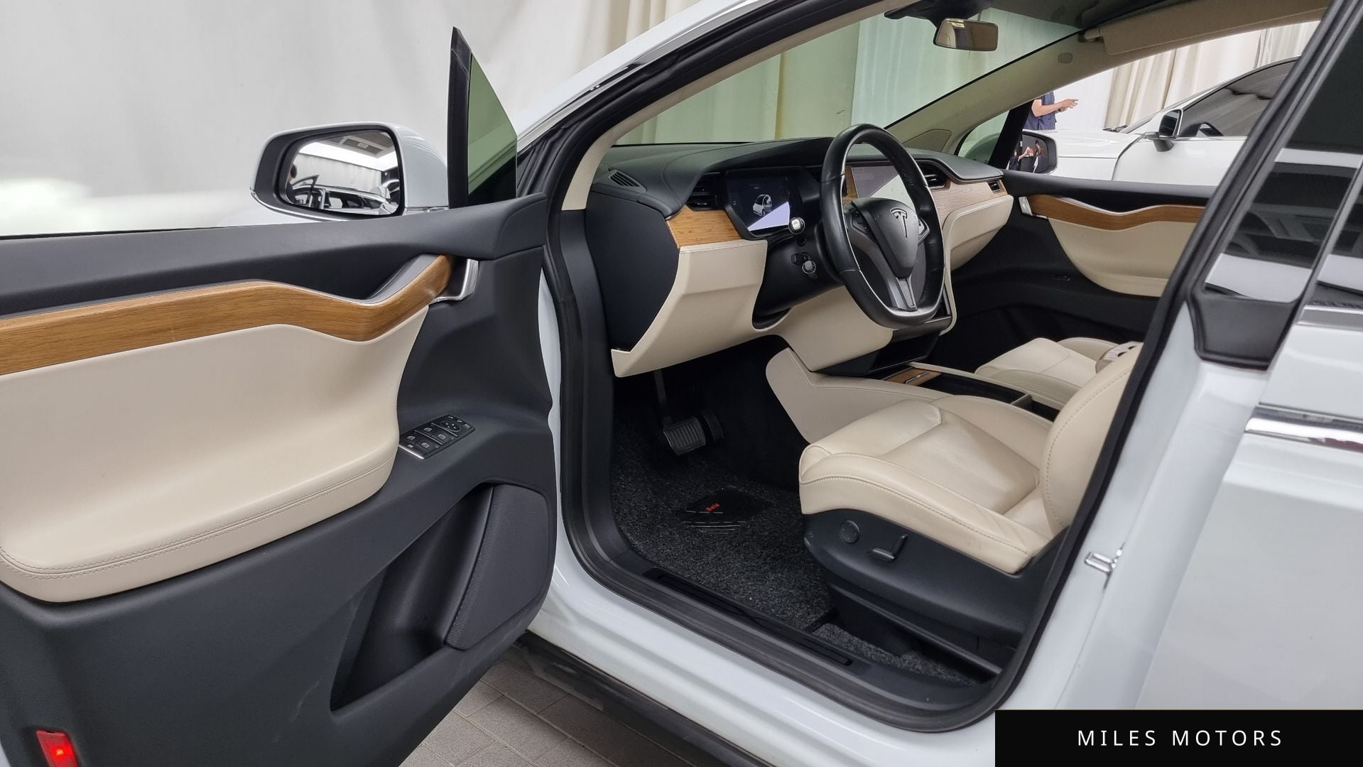 Tesla Model X 2018 — миниатюра 10