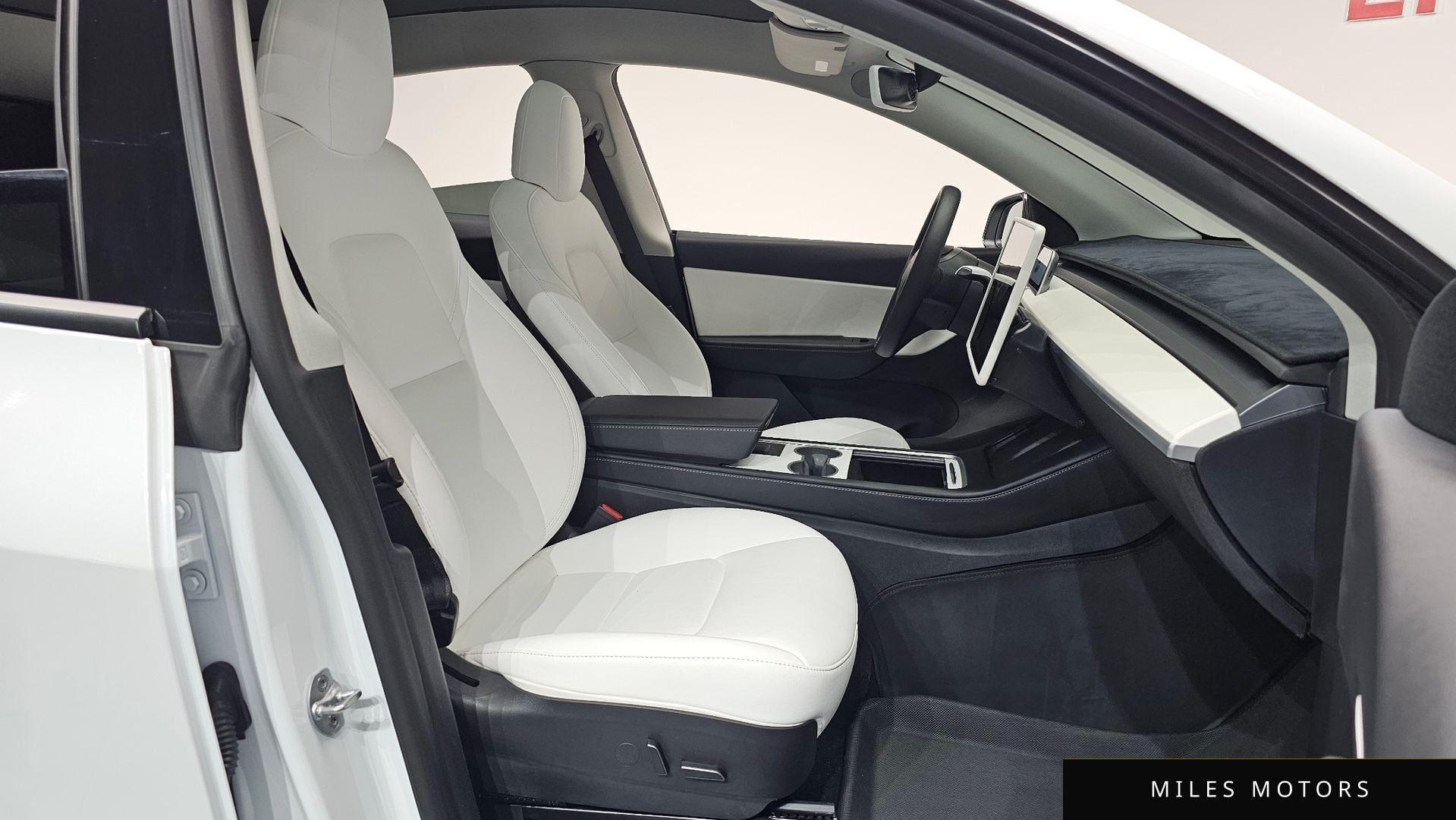 Tesla Model Y 2022 — миниатюра 10