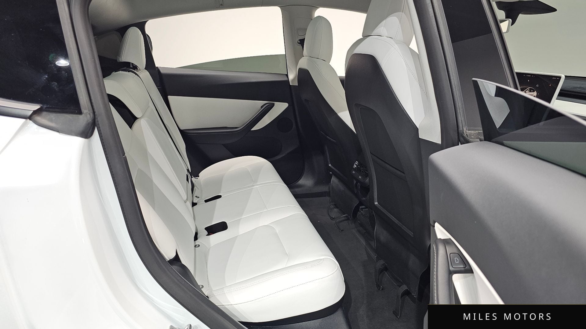 Tesla Model Y 2022 — миниатюра 11
