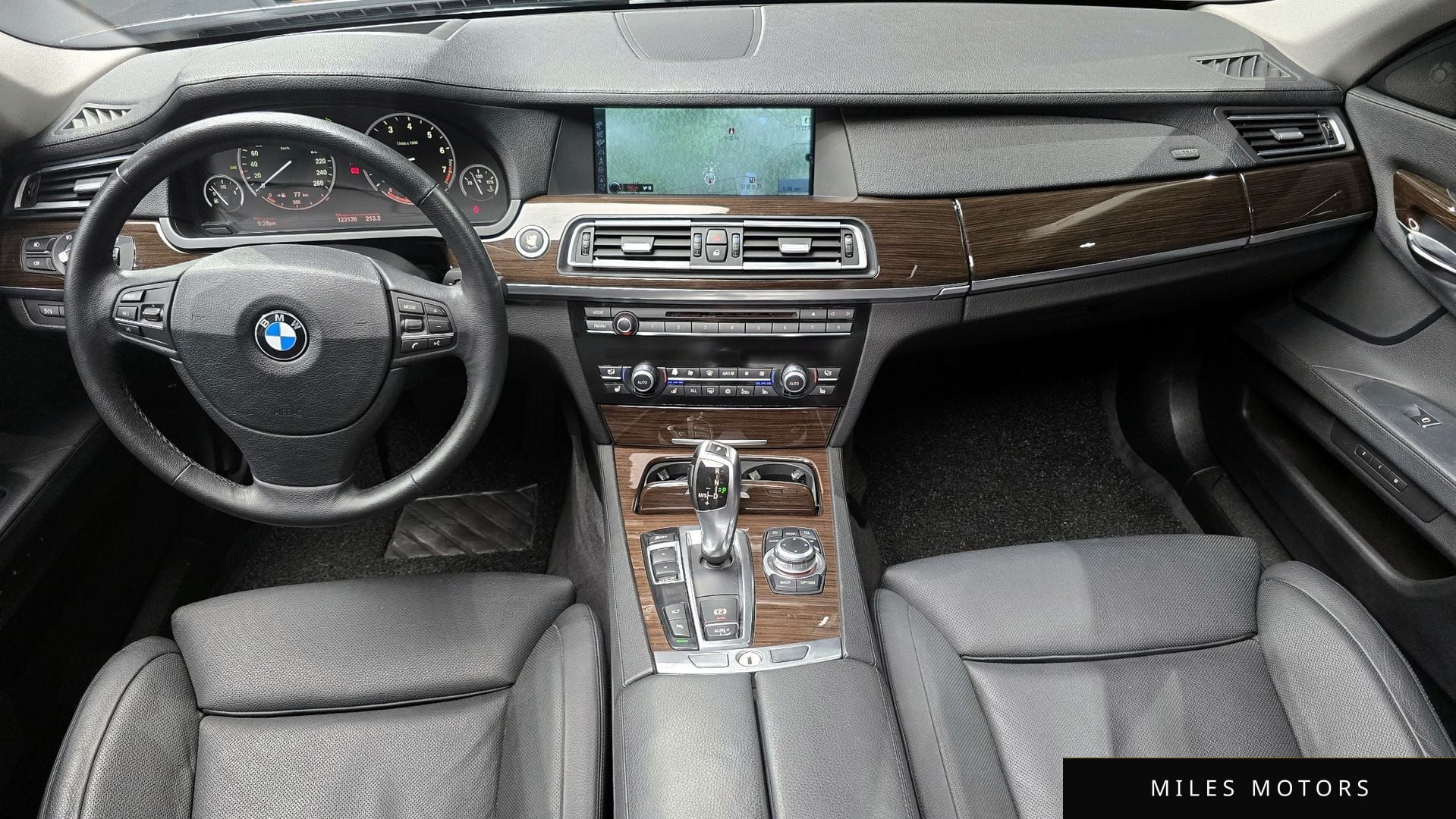 BMW 7 Series (F01) 2009 — миниатюра 7