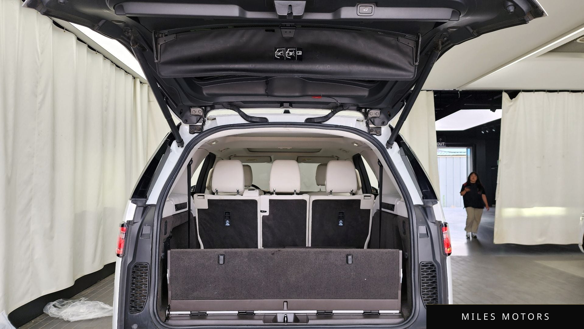 Land Rover Discovery 2017 — миниатюра 20