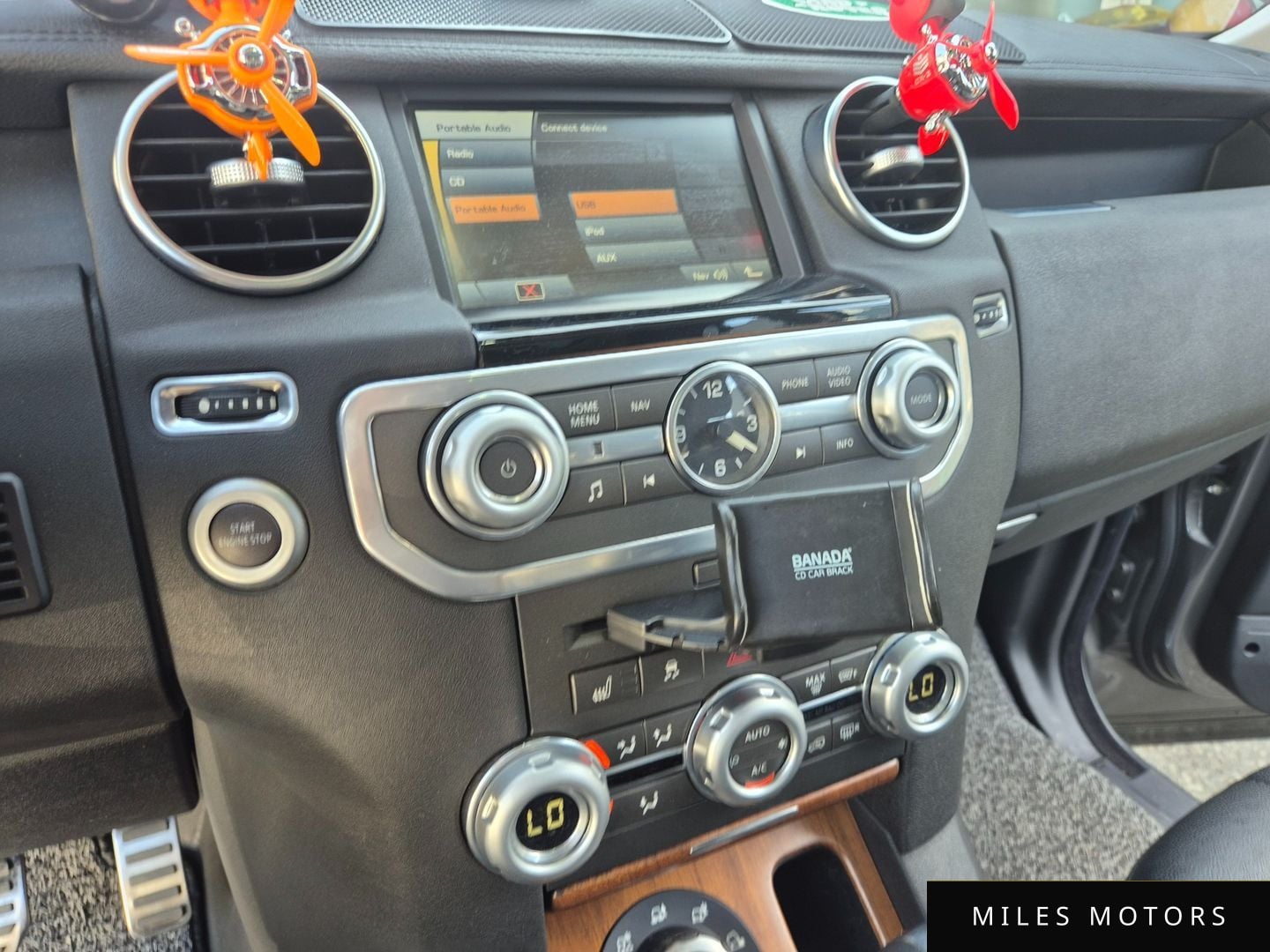 Land Rover Discovery 2010 — миниатюра 9