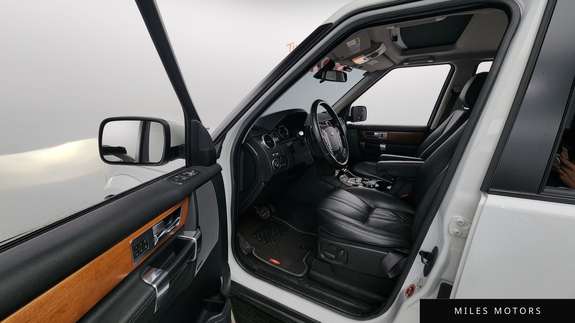 Land Rover Discovery 2012 — миниатюра 10