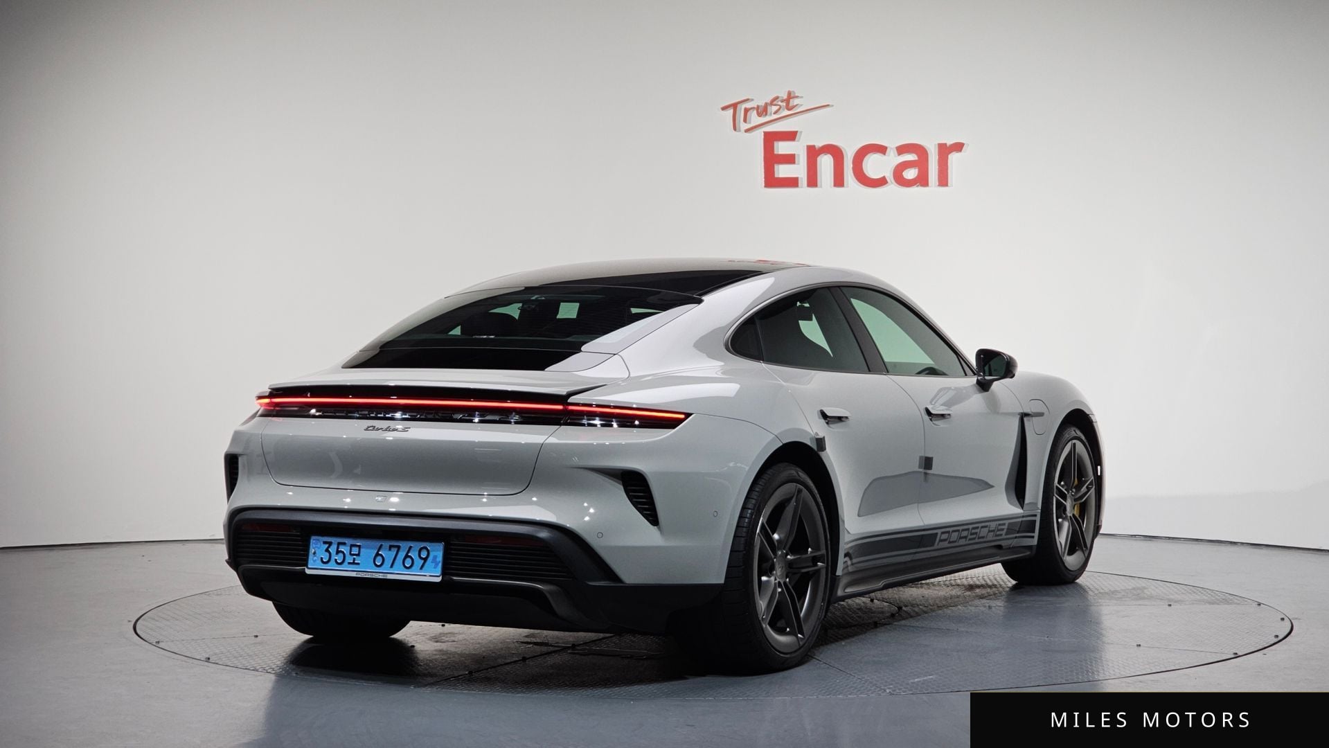 Porsche Taycan 2025 — миниатюра 2