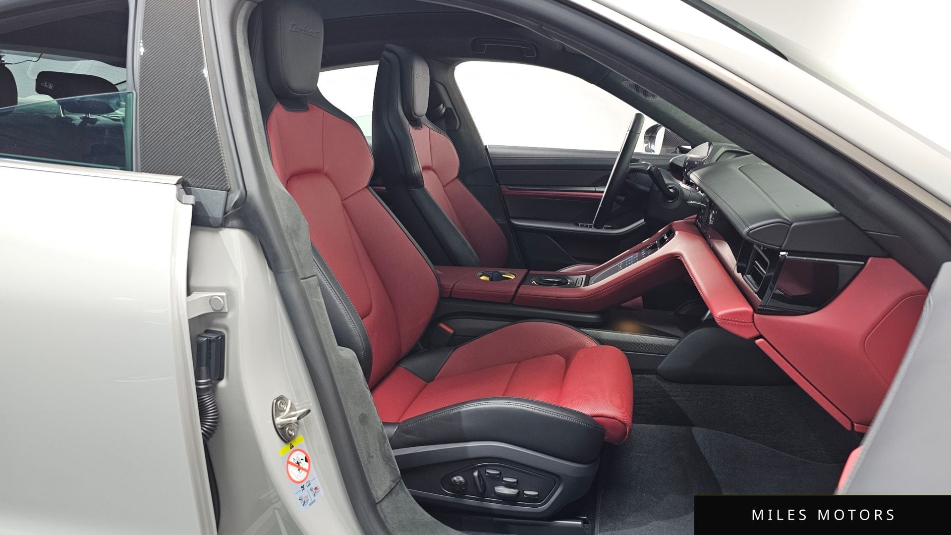 Porsche Taycan 2025 — миниатюра 10