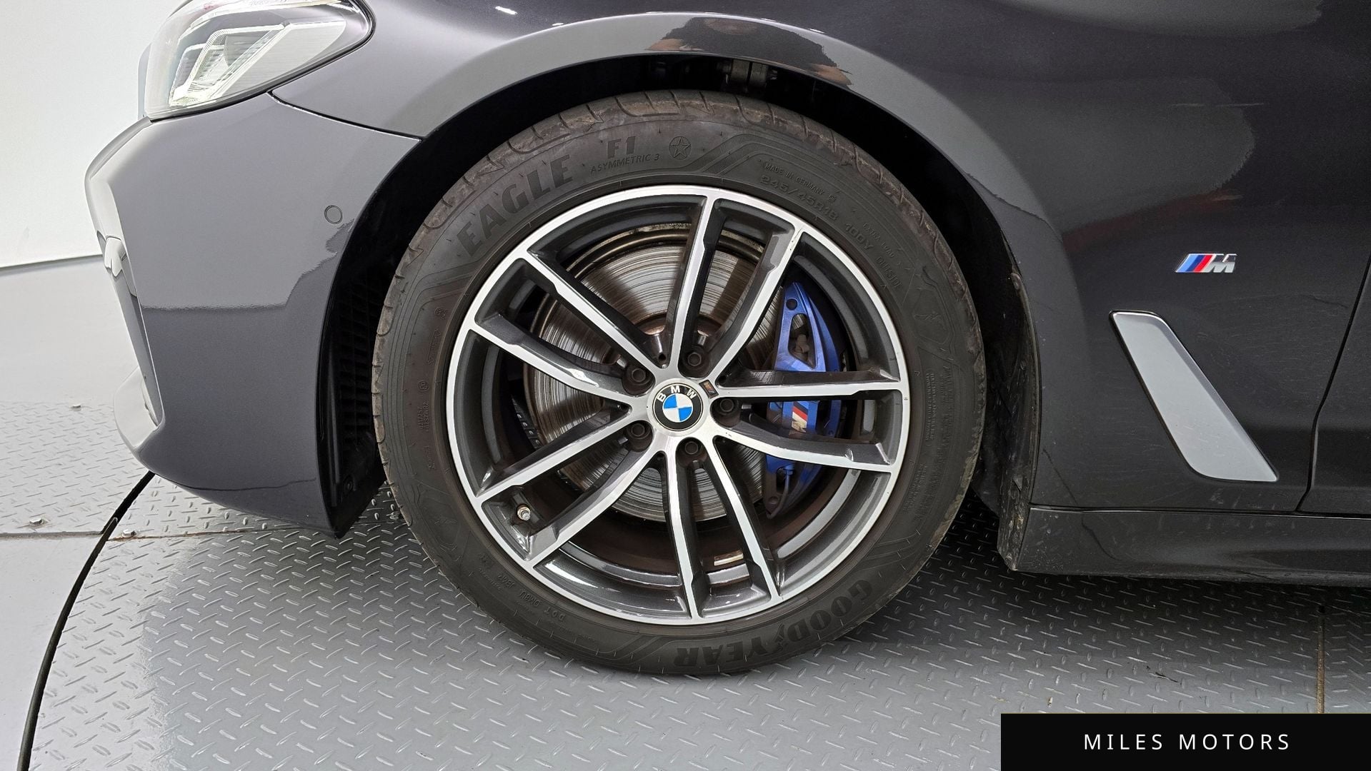 BMW 5 Series (G30) 2023 — миниатюра 5