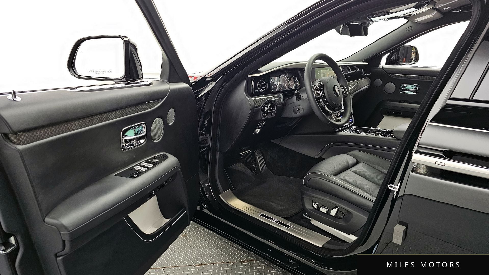 Rolls-Royce 고스트 2023 — миниатюра 10