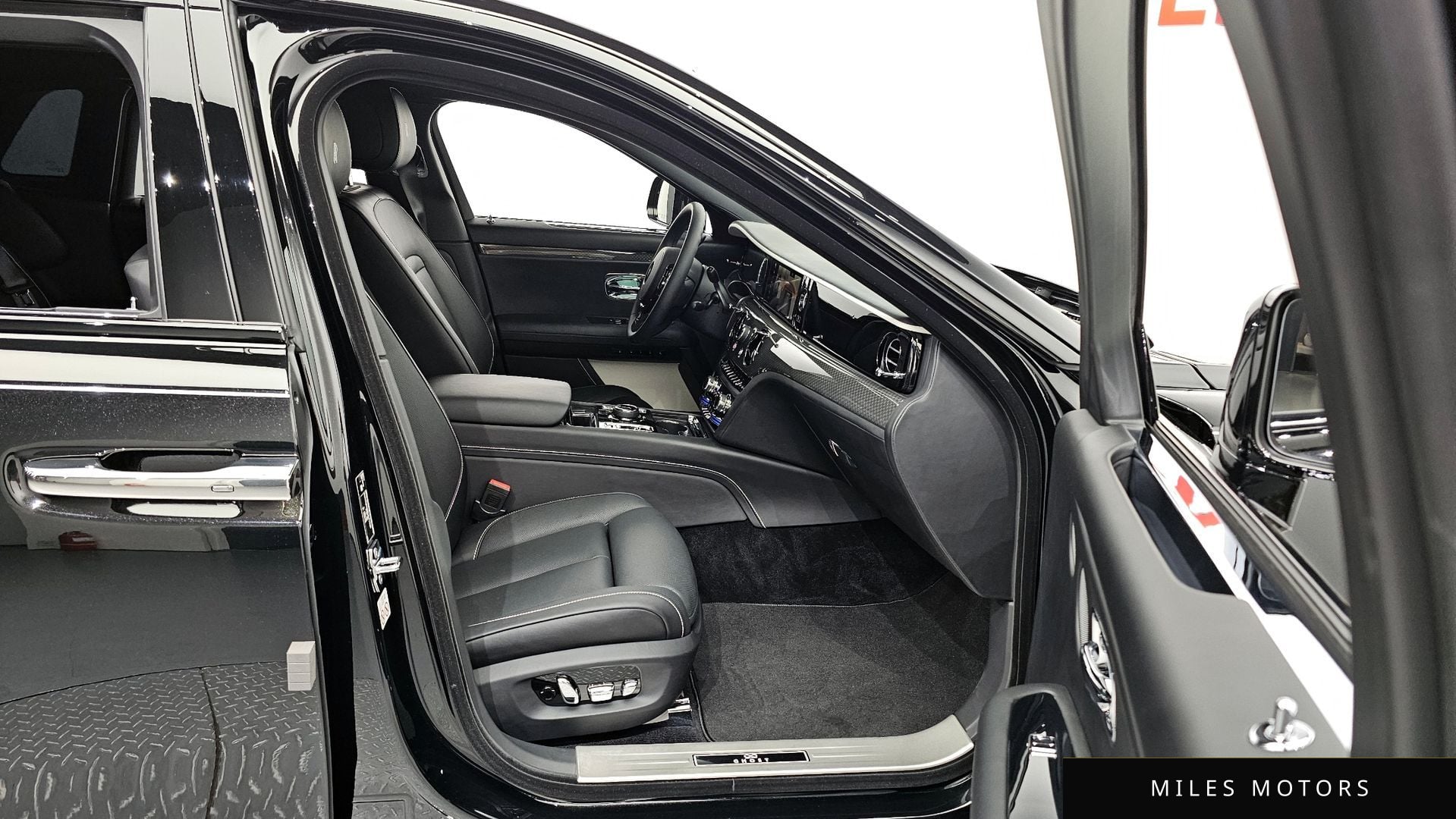Rolls-Royce 고스트 2023 — миниатюра 11
