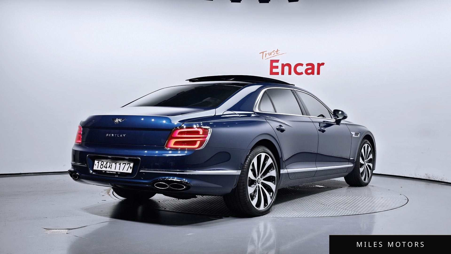 Bentley Flying Spur 2024 — миниатюра 2