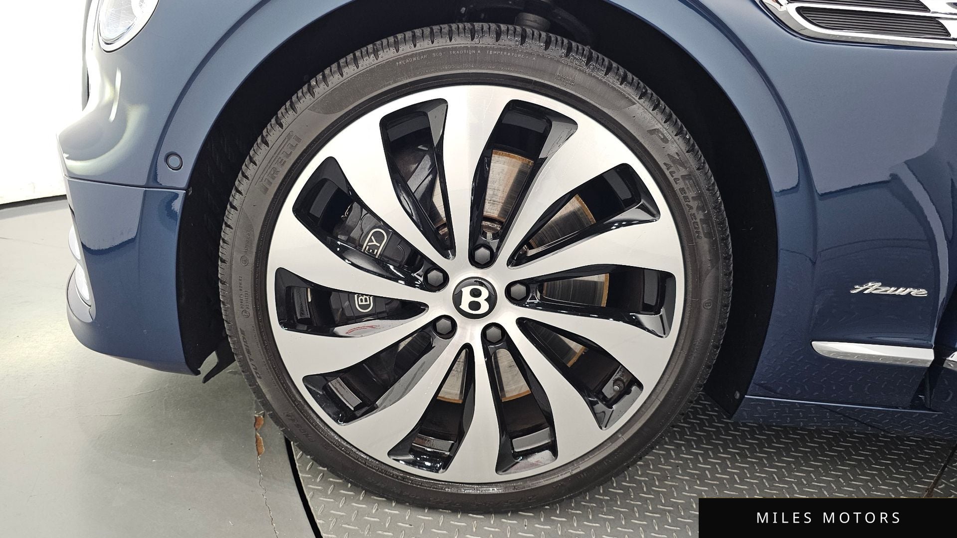 Bentley Flying Spur 2024 — миниатюра 5