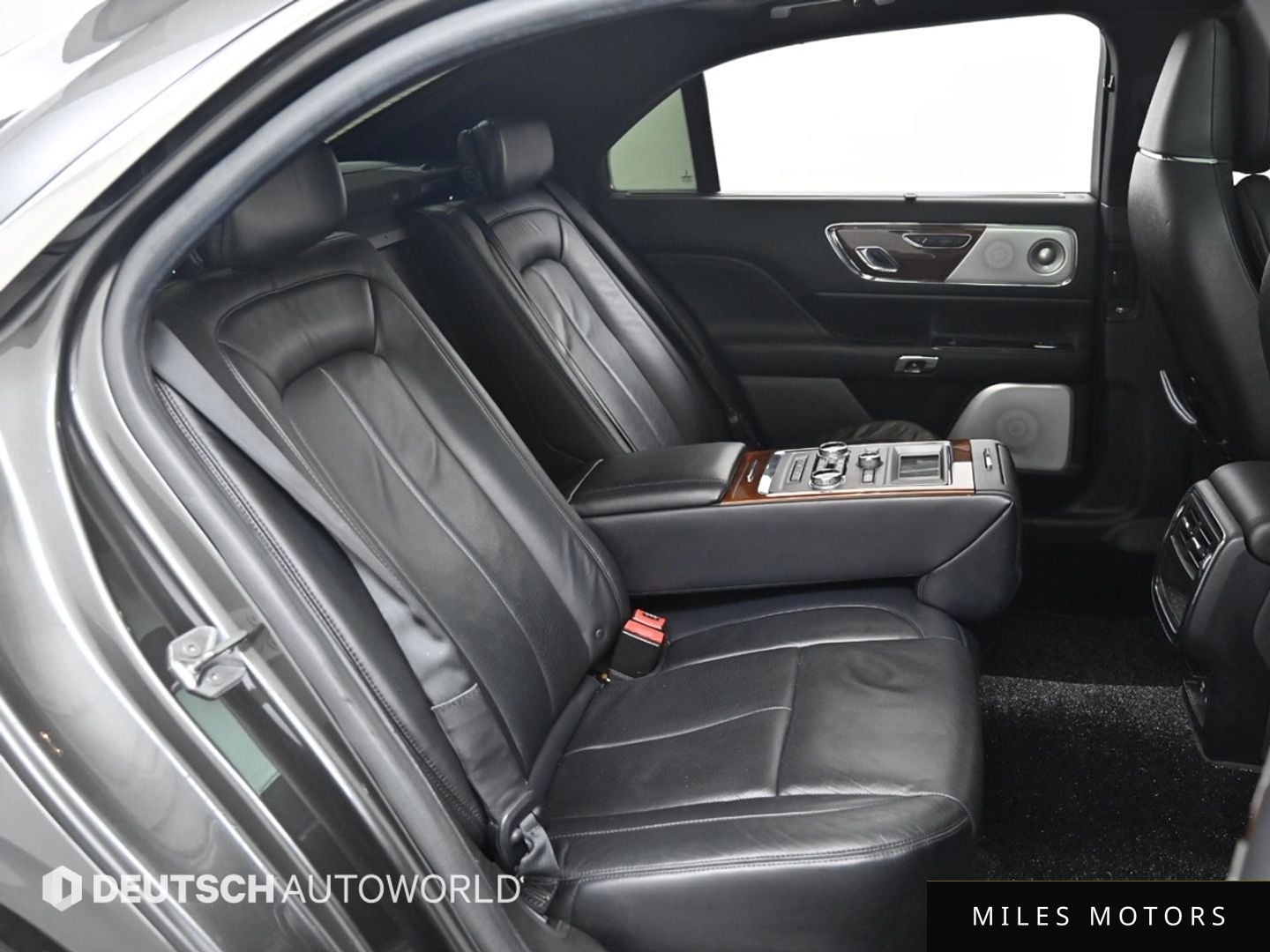 Lincoln Continental 2017 — миниатюра 12