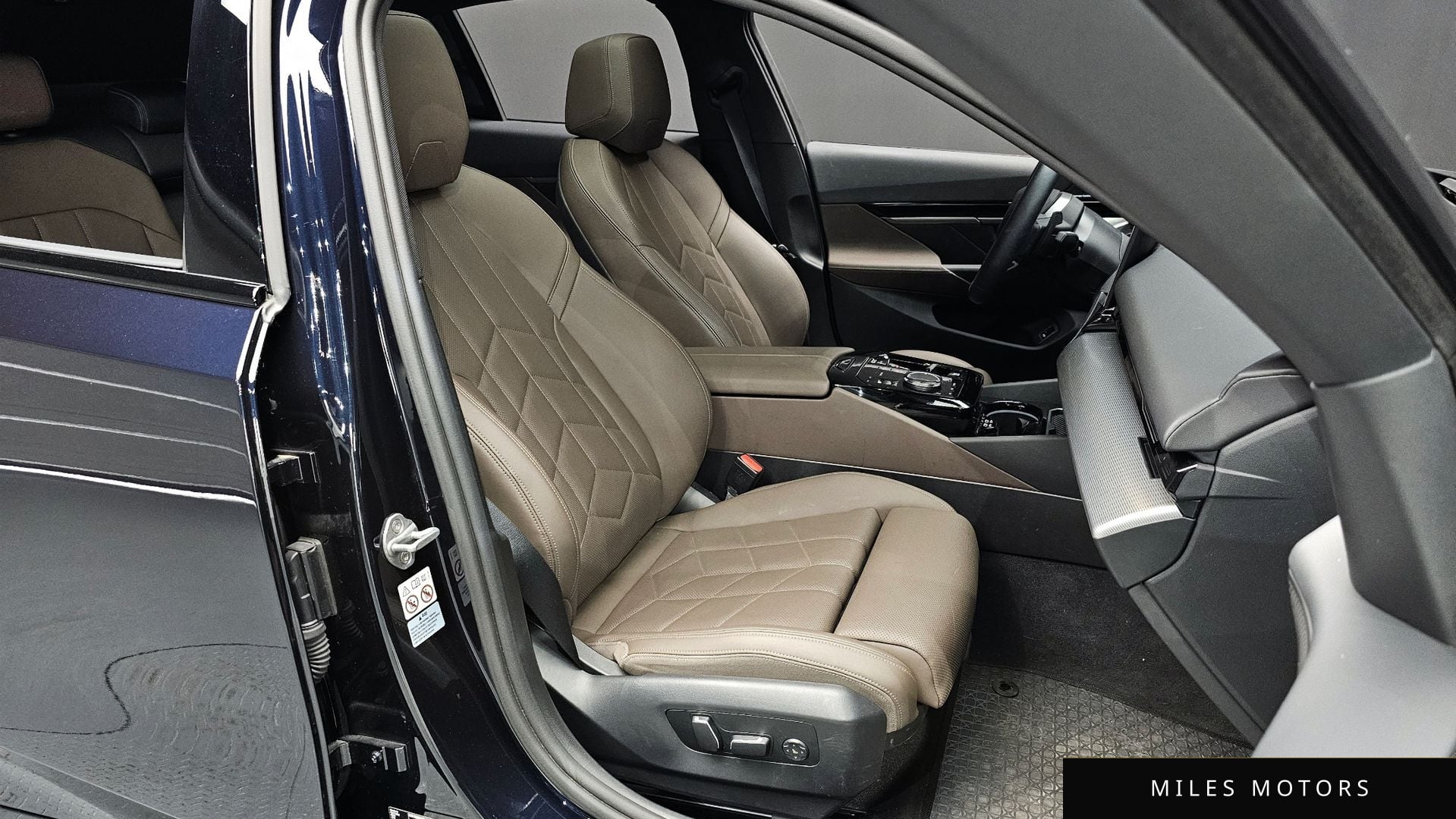 BMW 5 Series (G60) 2024 — миниатюра 11
