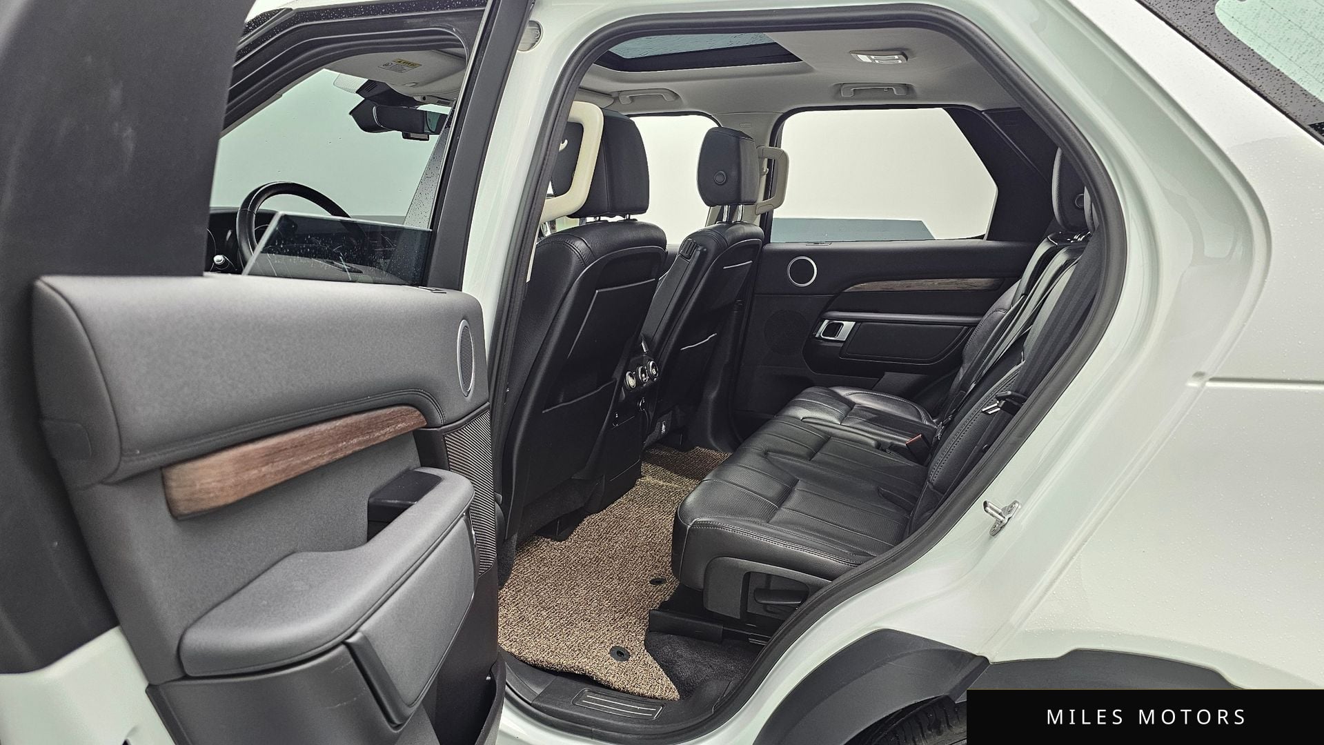 Land Rover Discovery 2017 — миниатюра 12