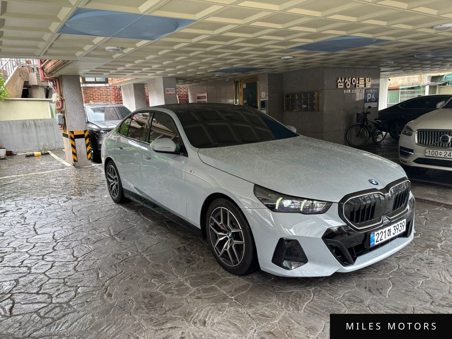 BMW 5 Series (G60) 2024 — миниатюра 3